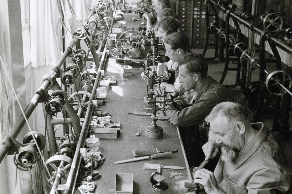Đồng hồ Verlot có đáng tin không? 4 lý do nói lên tất cả 4 01 Patek Philippe Workshop at the start of industrialization Credit Patek Philippe e1734696441191
